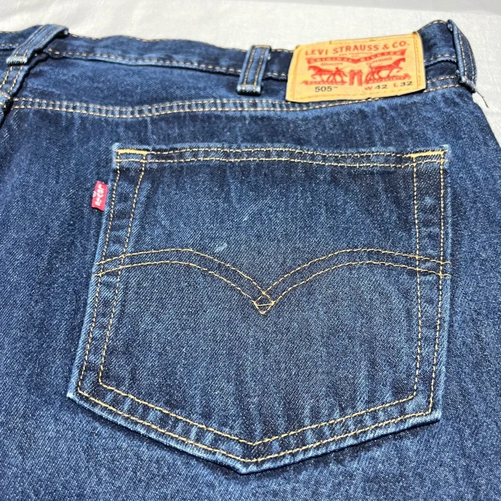 Levis 505 Regular Fit Straight Leg Jeans Mens 42x32 Medium Wash Blue 00505-0216